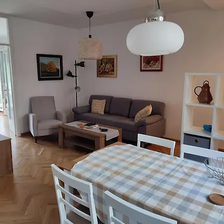 Tesla - Lovely 2 Bedroom *