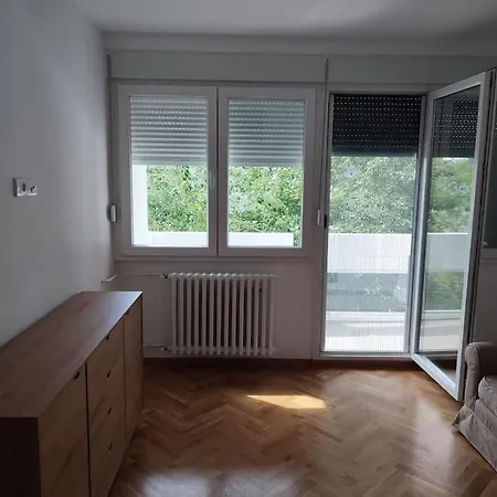 Tesla - Lovely 2 Bedroom *