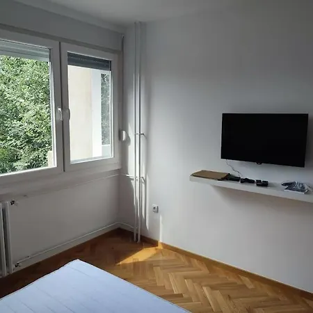 Tesla - Lovely 2 Bedroom Apartment