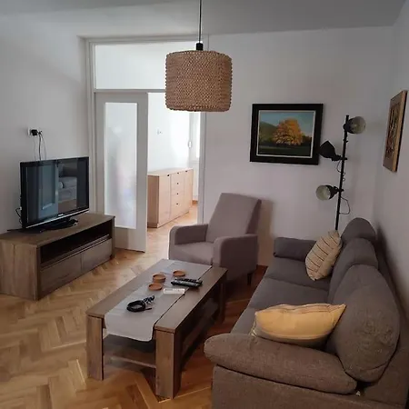 Tesla - Lovely 2 Bedroom Apartment